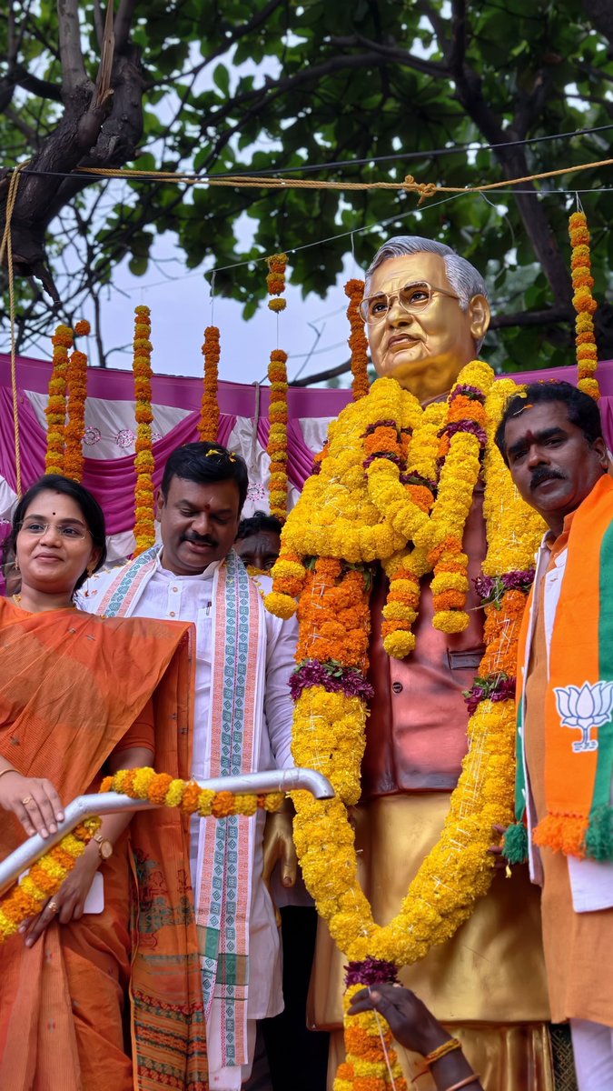 DurgaPrasanthi9's tweet photo. భారత దేశ మాజీ ప్రధాని, మహా నేత కీర్తి శేషులు శ్రీ *అటల్ బిహారి వాజపేయి* గారి విగ్రహం ఆవిష్కరణ ఈ రోజు పశ్చిమ నియోజకవర్గం గాజువాక డిపో వద్ద జరిగింది.... ఈ కార్యక్రమం లొ ఆంధ్రప్రదేశ్ భారతీయ జనతా పార్టీ రాష్ట్ర అధ్యక్షులు శ్రీ *పీవీన్ మాధవ్* గారితో కలిసి ముఖ్య అతిధిగా పాల్గొన్న... https://t.co/AexOtyFCHI