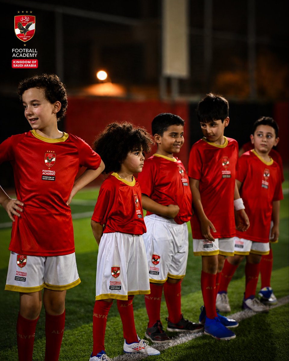 AlAhlyAcademySA's tweet photo. كل تمرينة بتفرق، وكل تقدم صغير بيقربه من هدفه. من أول محاولة لحد اللحظة اللي ينجح فيها، مو شغفه وتطوره في كل خطوة. سجّل لابنك في أكاديمية النادي الأهلي بالمملكة. https://t.co/kauNNVn5nm