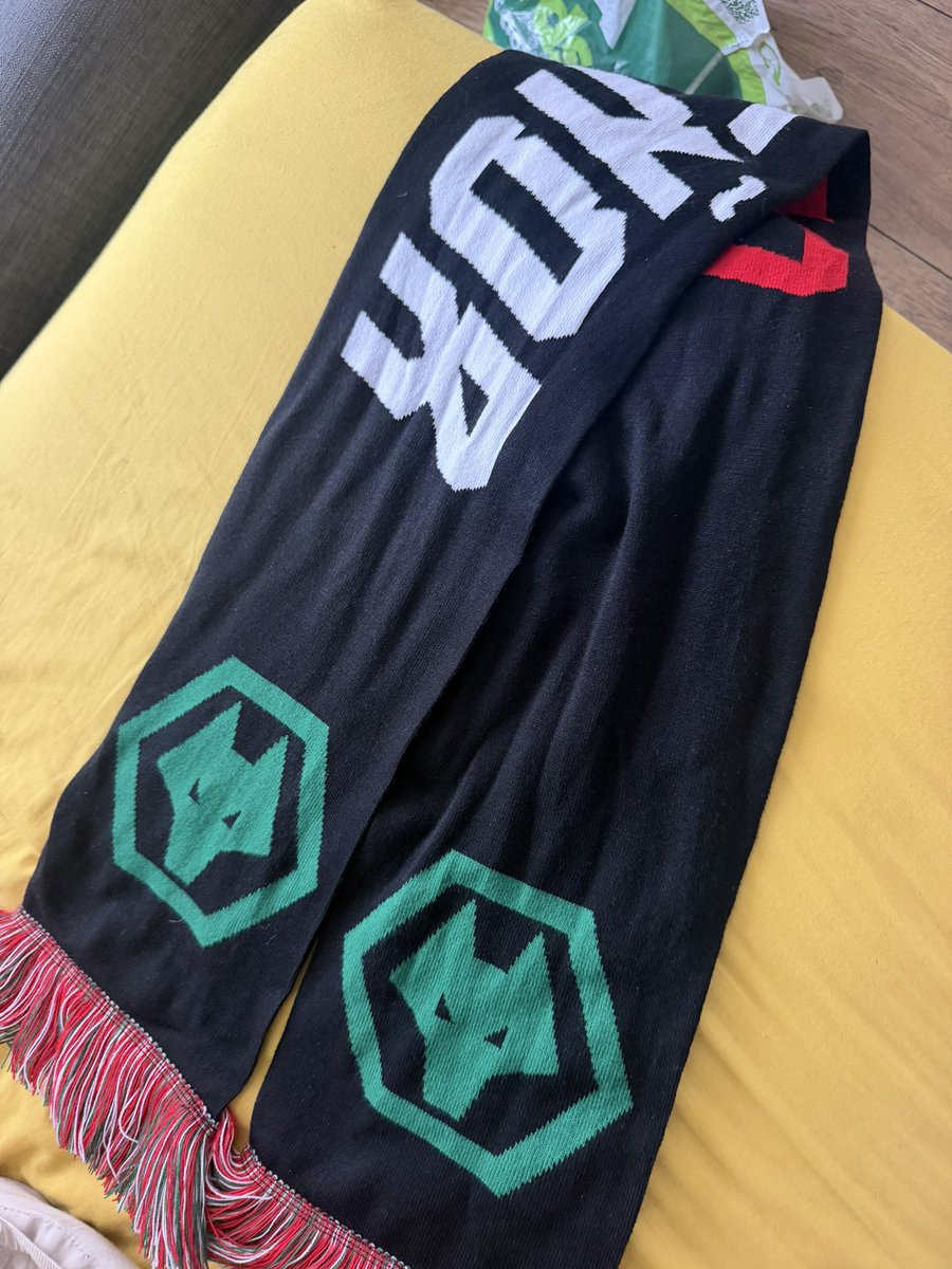 pedalsingh's tweet photo. I’ve had dozens of messages for my scarf, asking me how much. I’m not making money from someone’s kind gesture 😅 but I thought I could  auction it off for @DementiaUK 
Raul this morning said that’s fine and he will also sign one to help raise as much as possible. 
So DM me, highest bid 🇲🇽🐺🧡 
RT please 
#rj9 #wwfc