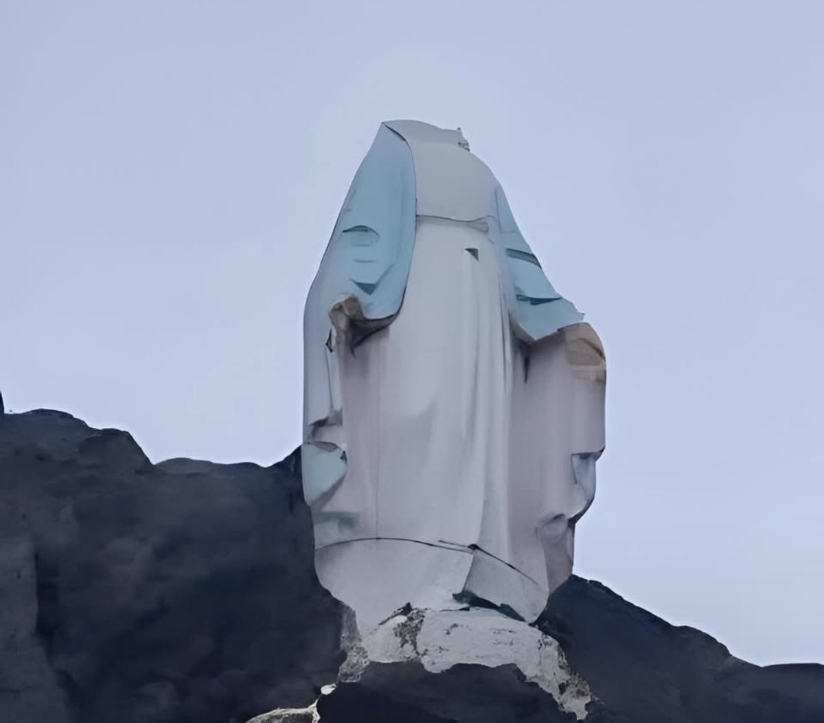 AzzurraBarbuto's tweet photo. La statua della Madonnina della Pelara a Ischia è stata decapitata per la terza volta.
Ma il problema in Occidente è l’islamofobia. Oltre al fascismo, sia chiaro. https://t.co/cAtI9JgXNE