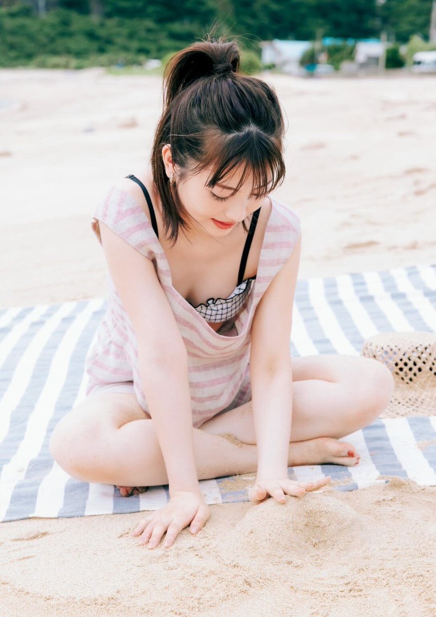 Mondomobe's tweet photo. 浜辺美波、ええんか？これは？
https://t.co/9trtmT3Ahs