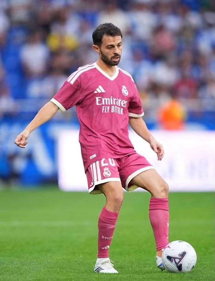 GamesLoquendoGL's tweet photo. Que agradable saber que por fin tenemos un mediocampista que sabe sacar el balón, es increíble lo de Bernardo Silva. https://t.co/sOVmrqYRAT