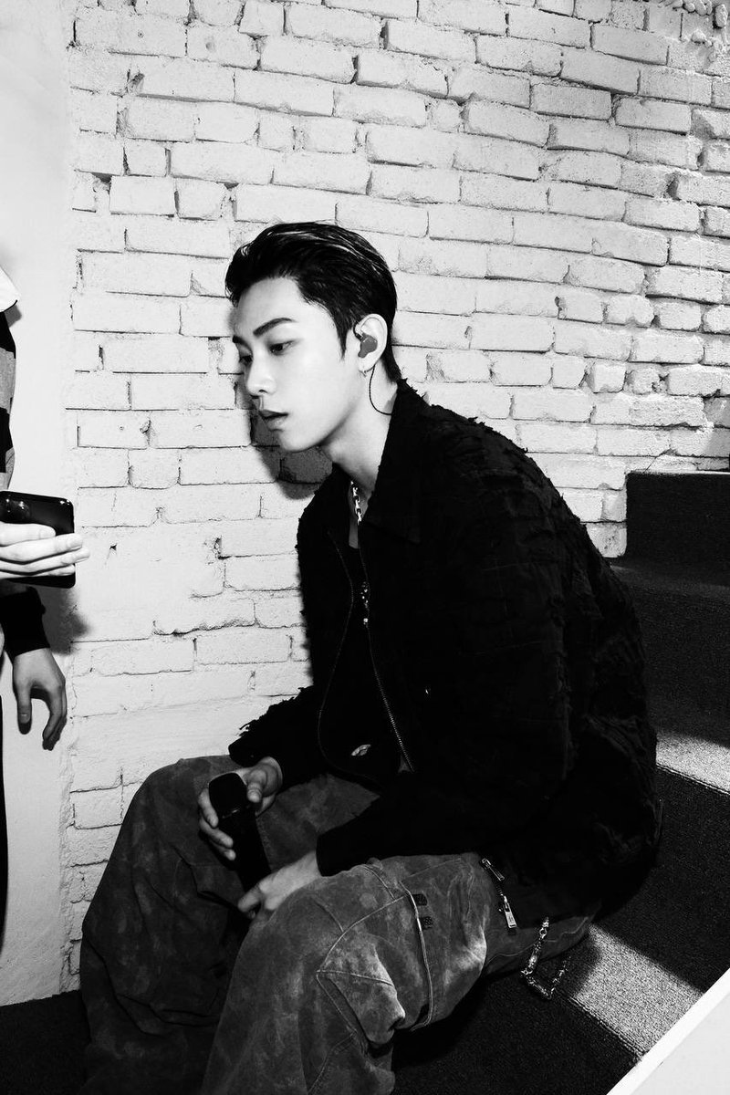 ryulwkim's tweet photo. No reason to keep a good look off the camera. https://t.co/FX72zmB2sB