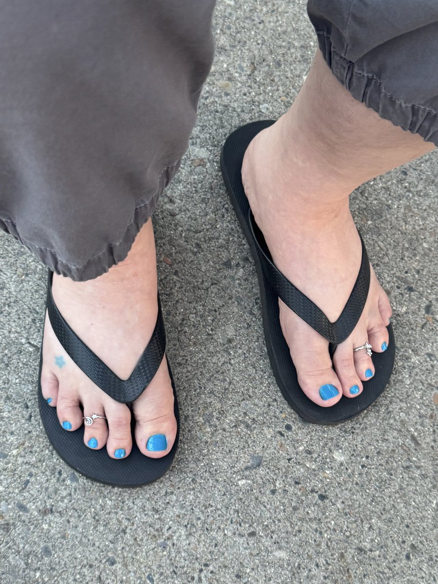 ceemyfeet69's tweet photo. Sexy feet! Cum check me out! #feetfetısh #feet #milf #flipflops #longtoes #feetworshi̇p https://t.co/BRXAdmRyIu