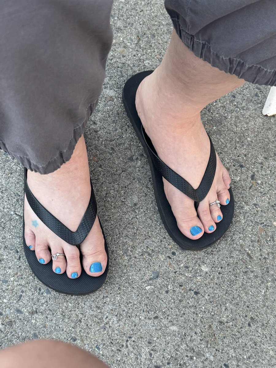 ceemyfeet69's tweet photo. Sexy feet! Cum check me out! #feetfetısh #feet #milf #flipflops #longtoes #feetworshi̇p https://t.co/BRXAdmRyIu