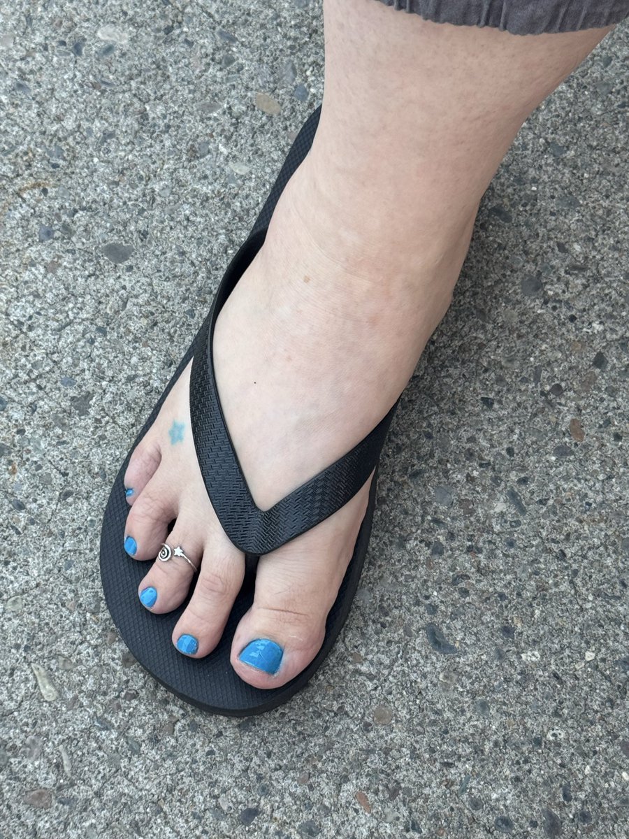 ceemyfeet69's tweet photo. Sexy feet! Cum check me out! #feetfetısh #feet #milf #flipflops #longtoes #feetworshi̇p https://t.co/BRXAdmRyIu