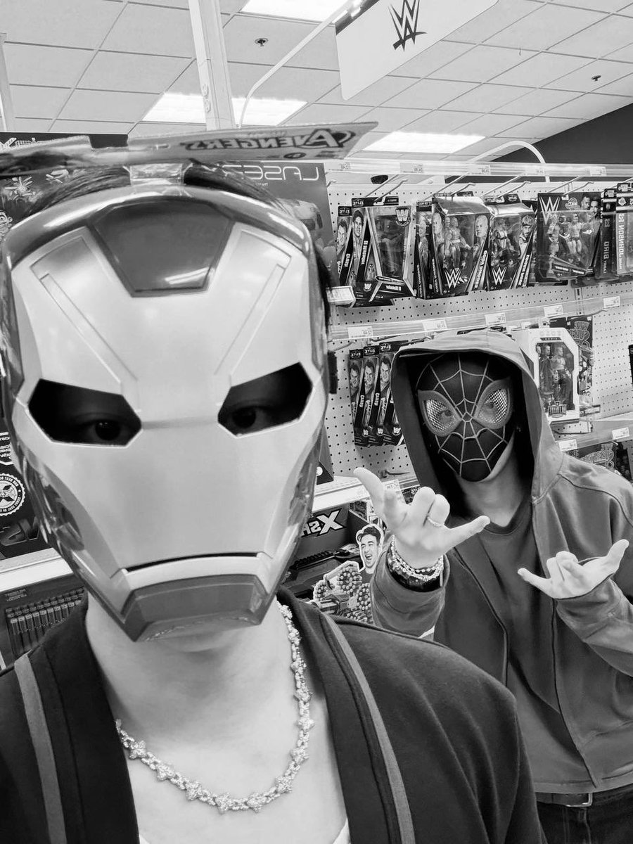 ryulwkim's tweet photo. Guess who’s behind the Iron Man mask? https://t.co/qsT8mQ7sxV