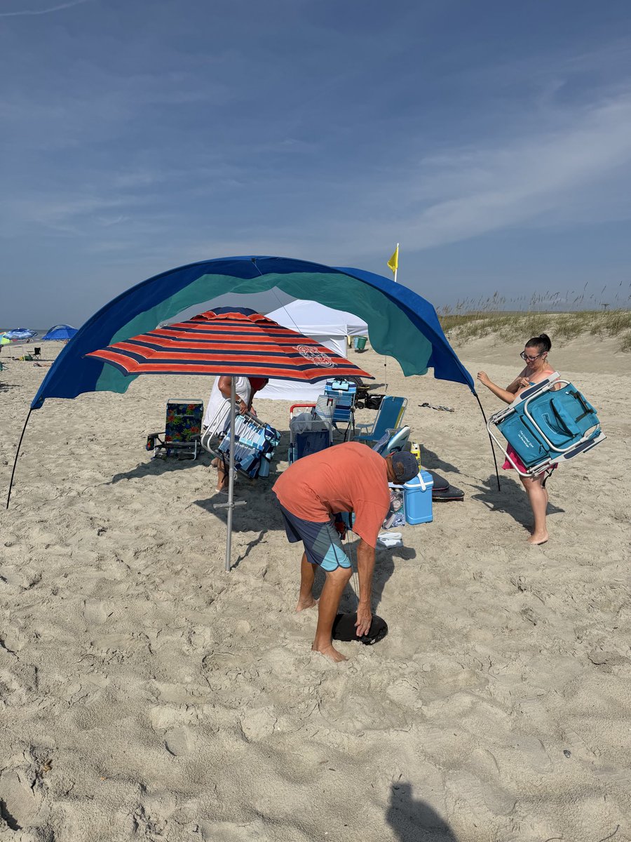 Bills80's tweet photo. In laws beach set up . Will be waiting for @ACPressHuba rating https://t.co/KP39lI8csh
