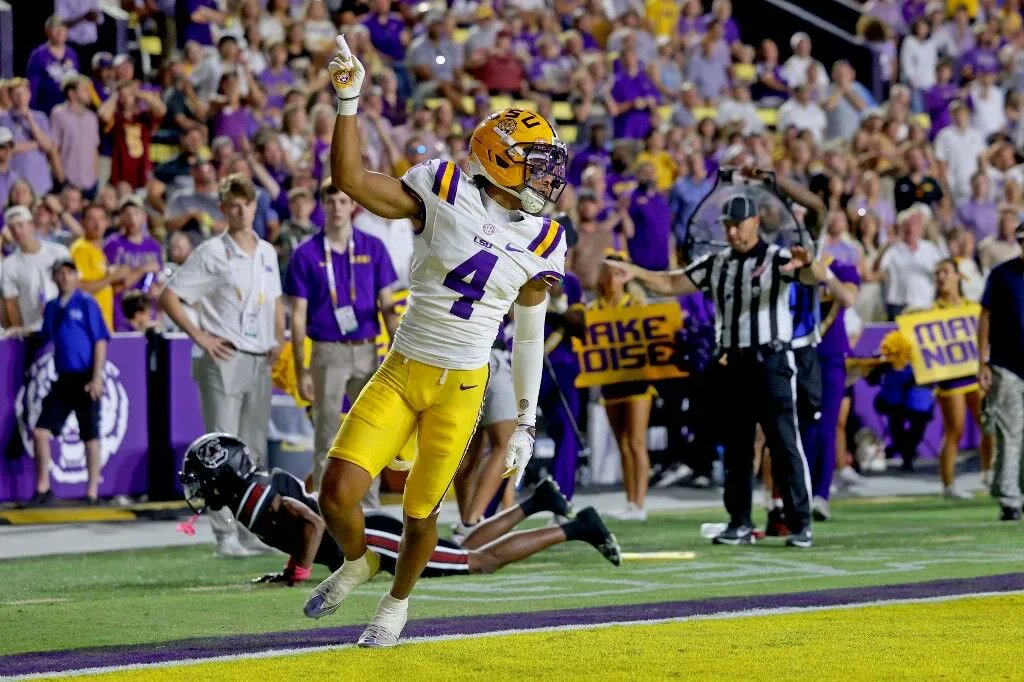 BMRReviews's tweet photo. 🏈 Who will be NFL Defensive Rookie of the Year? 🏈
We’ve seen them in college. We’ve seen them practice. We know what teams and coaches they play for.
Check out the Odds Analysis: https://t.co/WXwEQMrF8D
#DefensiveRookie #RookieOfTheYear #NFL #NFLOdds #SportsBetting https://t.co/VIENBvqXUJ