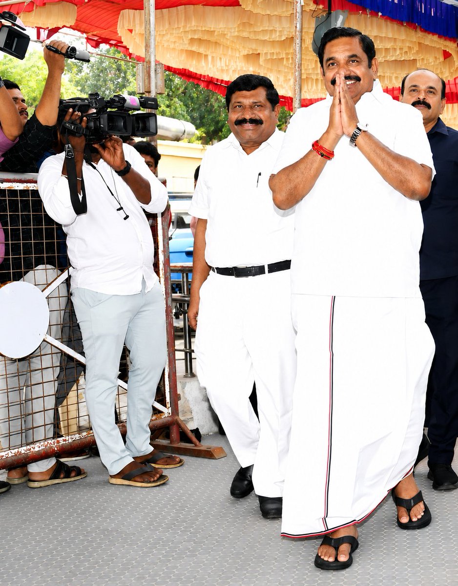 IInbadurai's tweet photo. பெயர் மாற்ற அரசியல்!

அம்மா பசுமை வீடு → கலைஞர் கனவு இல்லம் → இப்போது வெற்றி வீடு!

அம்மா மடிக்கணினி → “உலகம் உங்கள் கையில்” → இப்போது வெற்றி கணினி!

அம்மா மருந்தகம் → முதல்வர் மருந்தகம் → இப்போது வெற்றி மருந்தகம்!

அம்மா மினி கிளினிக் → முதல்வர் மினி கிளினிக் → இனி “வெற்றி” பெயரில் ஏதாவது!

தாலிக்கு தங்கம் → புதுமைப் பெண் → தாய்மாமன் சீர்!

திட்டங்களை உருவாக்கியது அதிமுக; பெயர்களை மாற்றியது திமுக; பெயர்களை மீண்டும் மாற்றி திமுக அரசியலை பின்பற்றுவது தவெக!

பெயரை மாற்றாமல், தமிழக மக்களின் வாழ்க்கையை மாற்றும் திட்டங்களை தந்த அதிமுகவை மீண்டும் ஆட்சியில் அமர்த்துவோம்!

எடப்பாடியார் வரட்டும்…
எண்ணற்ற நலத்திட்டங்கள் தரட்டும்! 

Courtesy :  @Dhanaakutty1 

#ADMK #EdappadiPalaniswami #EPS #AIADMK #DMK #TVK