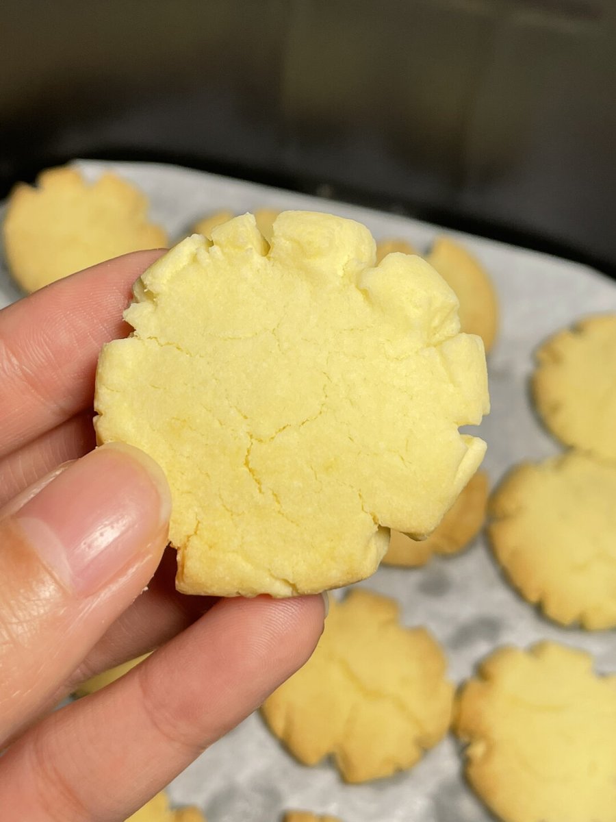 VitalFrogri's tweet photo. Just spent a cozy Sunday afternoon baking chocolate chip cookies with my little sister—flour on our noses and a plate full of messy, perfect treats. ， https://t.co/FwqvslmdAX