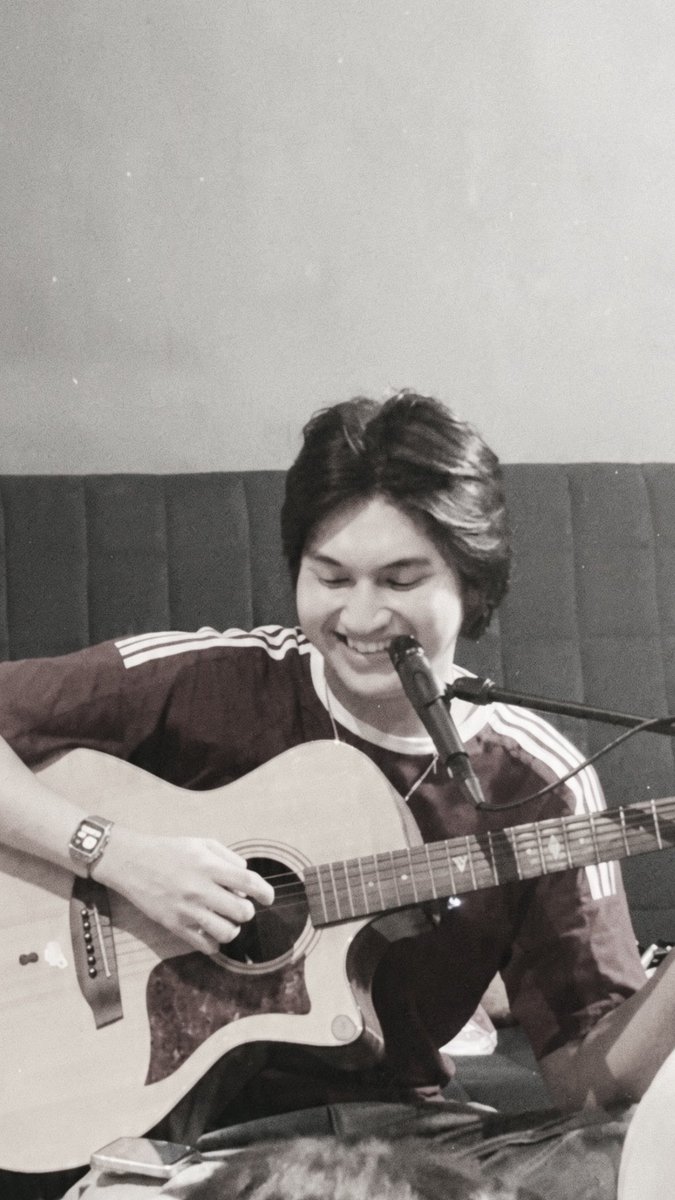 distarrrrr's tweet photo. makasih miinnn, akhirnya aku bisa liat fiki gitaran lagi secara langsung😭❤️ @vqmoons #23TarikFik https://t.co/EHEGVKpta6