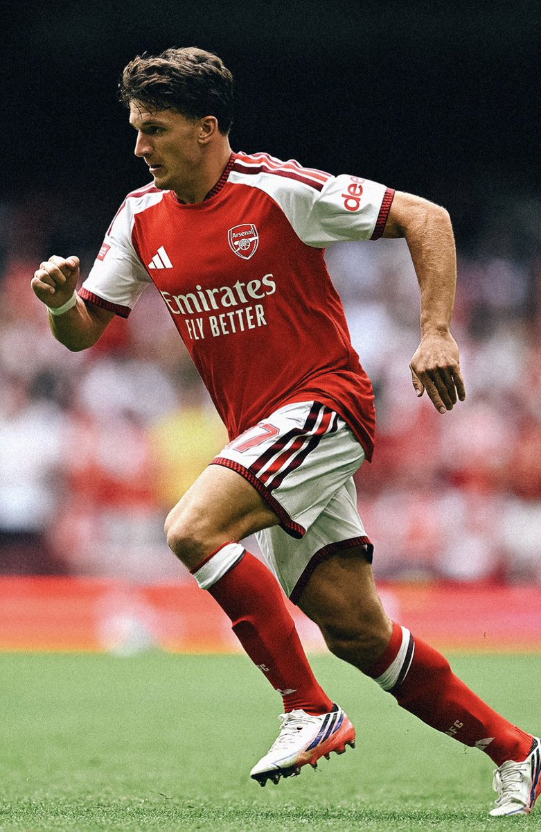 Footballtweet's tweet photo. Arsenal have sent a HUGE warning to the rest of the Premier League. 🔴🏆

After completely dismantling Manchester City 3-0 in the Community Shield, the Gunners now have a 41% chance of retaining their Premier League crown, according to Polymarket.

They’re the clear favourites to go back-to-back. 👀

Do you think anyone can stop them?