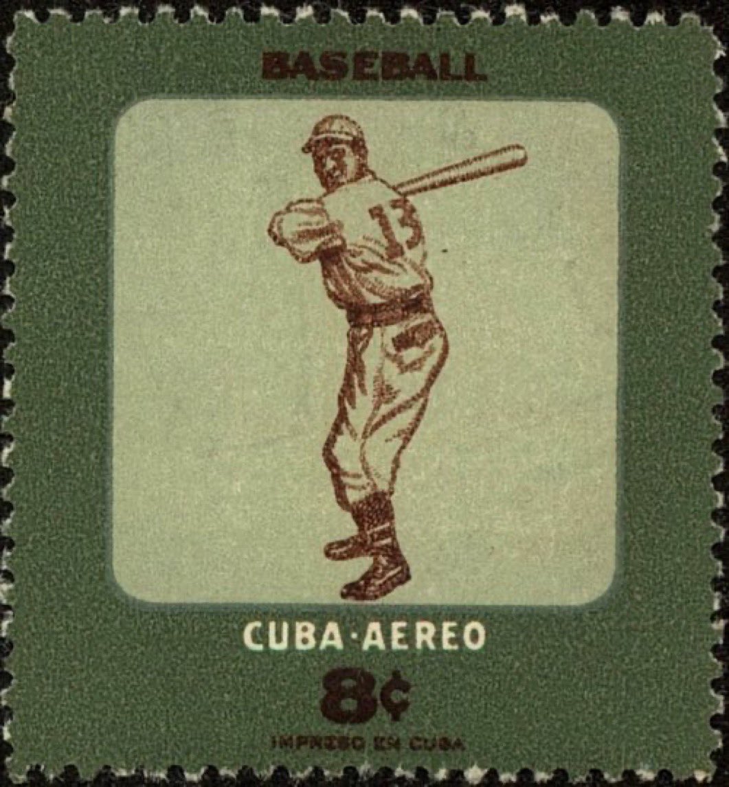 CRojasDesign's tweet photo. ⚾️🇨🇺 ✉️ ¡EL BÉISBOL LLEGÓ A LOS SELLOS CUBANOS EN 1957!

El 17 de mayo de 1957, «la pelota» quedó inmortalizada por primera vez en la filatelia de la Isla con el sello postal de 8¢ (verde), que muestra a un bateador derecho con el dorsal #13 listo para el swing.

Pero esta estampilla, elaborada con la técnica de grabado e impreso con perforación 12 1/2, no vino sola. Integró la famosa serie de Correo Aéreo Recreación Juvenil (Atletas Jóvenes) junto a otras tres piezas que representan distintas disciplinas:

▪️ 8¢ Verde: ⁠BASEBALL⁠ (Béisbol)
▪️ 12¢ Violeta: ⁠BALLERINA⁠ (Ballet)
▪️ 24¢ Turquesa: ⁠NATACION⁠ (Clavados)
▪️ 30¢ Naranja: ⁠BOXEO⁠ (Boxeo)