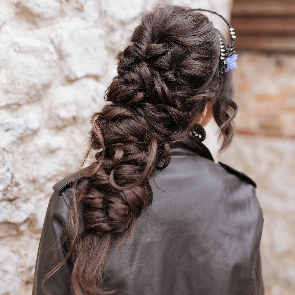 CinthiaLomp0's tweet photo. How much texture in this style? Loving it—styled by @versastyleby_laura using our Nishida Hair Pins for hold and @kykhaircare Magic Dust for essential volume and texture! https://t.co/W5wAx8LrjE