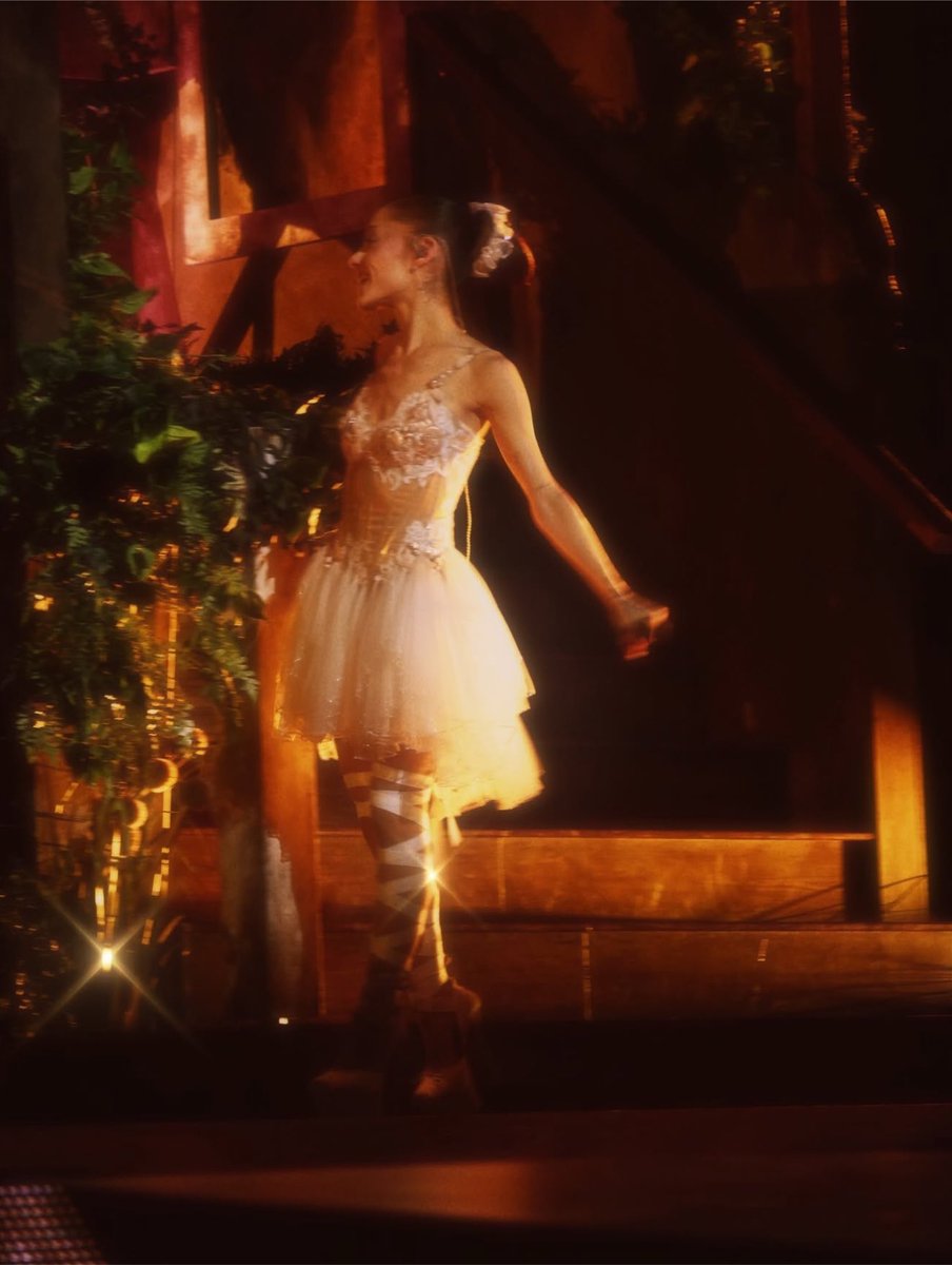 TeamArianaBE's tweet photo. #PHOTOS: Ariana sur scène dans le cadre de « Eternal Sunshine Tour ». https://t.co/m2VTyN0P5f