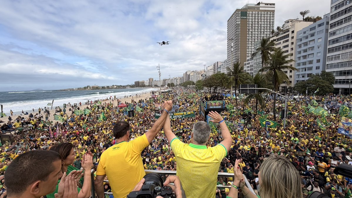 BolsonaroSP's tweet photo. 🇧🇷 CAMPAIGN IN BRAZIL IS ON 🔥

The first public campaign event for Flávio Bolsonaro’s campaign packed Copacabana beach in Rio de Janeiro today. 

@FlavioBolsonaro, alongside his running mate, the ultra tough-on-crime Alfredo Gaspar @Alfredogaspar_, are off to a strong start, with some polls putting them ahead of Lula.

In 2022, at this same point, Jair Bolsonaro was 8 to 13 points behind Lula.