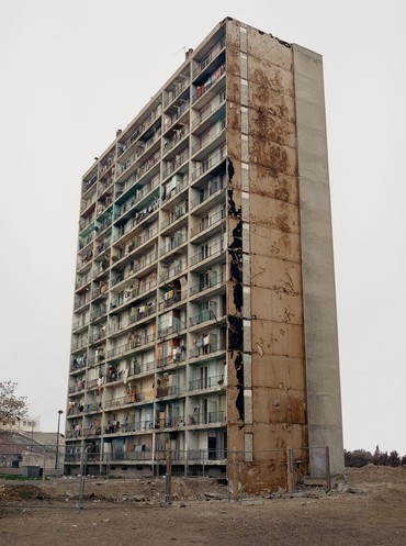 MatthiasHartel's tweet photo. An die Berliner Haus und Wohnungsbesitzer

In Marseille sind vor allem die nördlichen Stadtteile (Les Quartiers Nord, 13. bis 16. Arrondissement) wie La Castellane, La Savine und Les Flamants berüchtigt. Diese Viertel sind stark von Bandenkriegen, extremer Armut und Drogenhandel geprägt.

Ganze Straßenzüge sind dort von den Banden abgeriegelt, Mieten werden dort schon seit Jahren nicht mehr gezahlt, die Immobilien sind teilweise zerstört und unverkäuflich. Alles abgeschrieben, für immer verloren.

Damit die Typen dort nicht noch komplett austicken, liefert die Stadt Marseille wie zum Hohn auch noch Strom, Heizung und Wasser kostenlos. Sozusagen frei Haus.

In Marseille regiert übrigens der sozialistische Bürgermeister Benoît Payan 🥴

Dieses Paradies erwartet Euch also, wenn die Linken in Berlin an die Macht kommen.