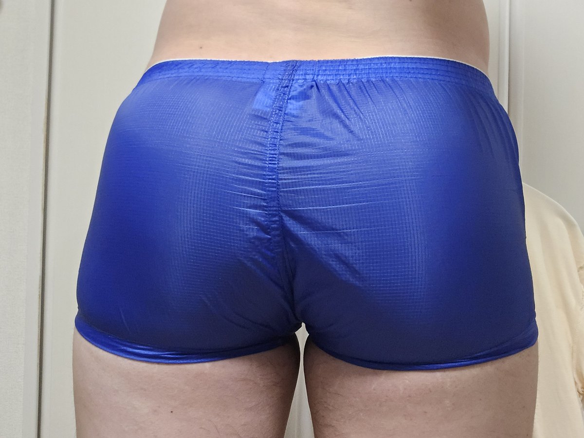 udonnsob's tweet photo. 今日のパンツ〜
伸びない生地だからXXLサイズを買ったのに太ももパツパツなのやめれる？？？ https://t.co/NoRaeGbDa4