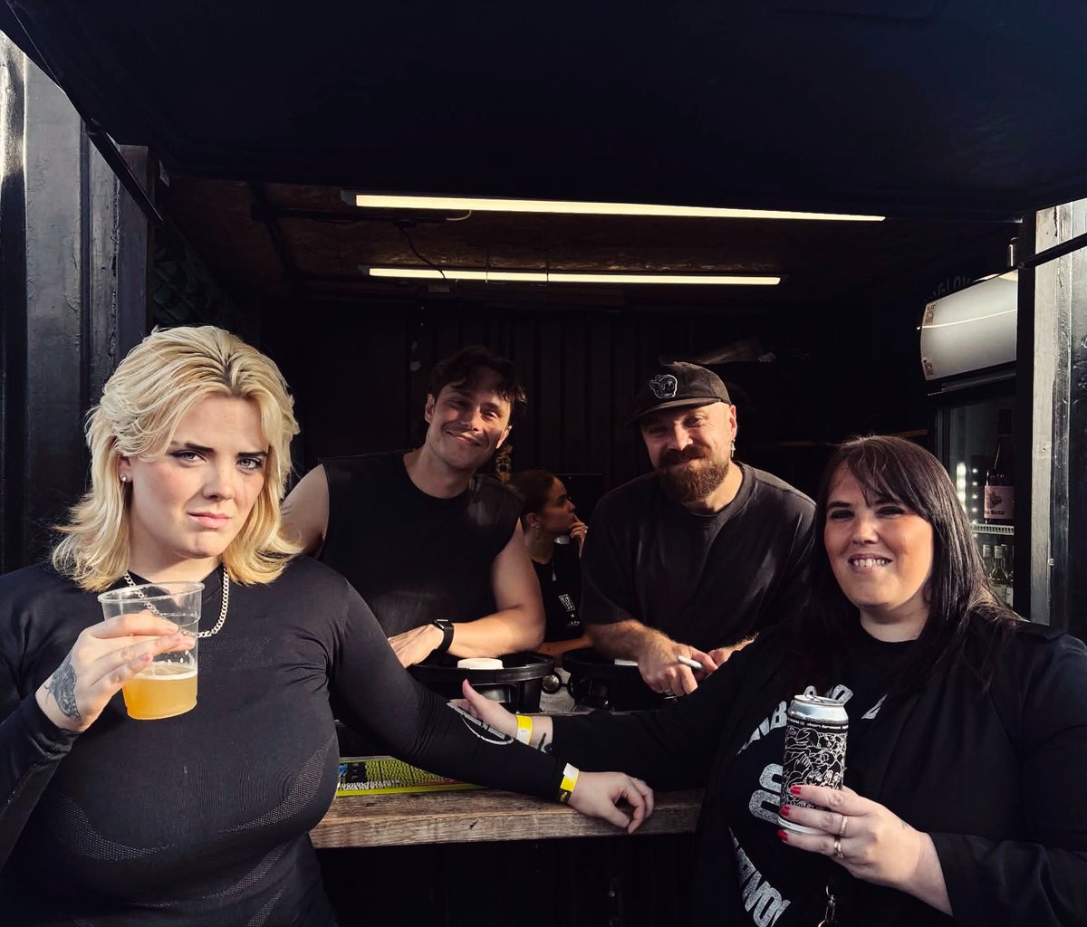 SamKHarrison87's tweet photo. Still having to pinch myself! Can't believe we got to meet @DONBROCO such lovely guys! Enjoyed trying their new Nightmare Tripping Ipa and hearing from Rob what it was like to work with @Nickelback 🤘🤘🤘🤘🖤🖤🖤🖤 https://t.co/UKA4wLAXa2