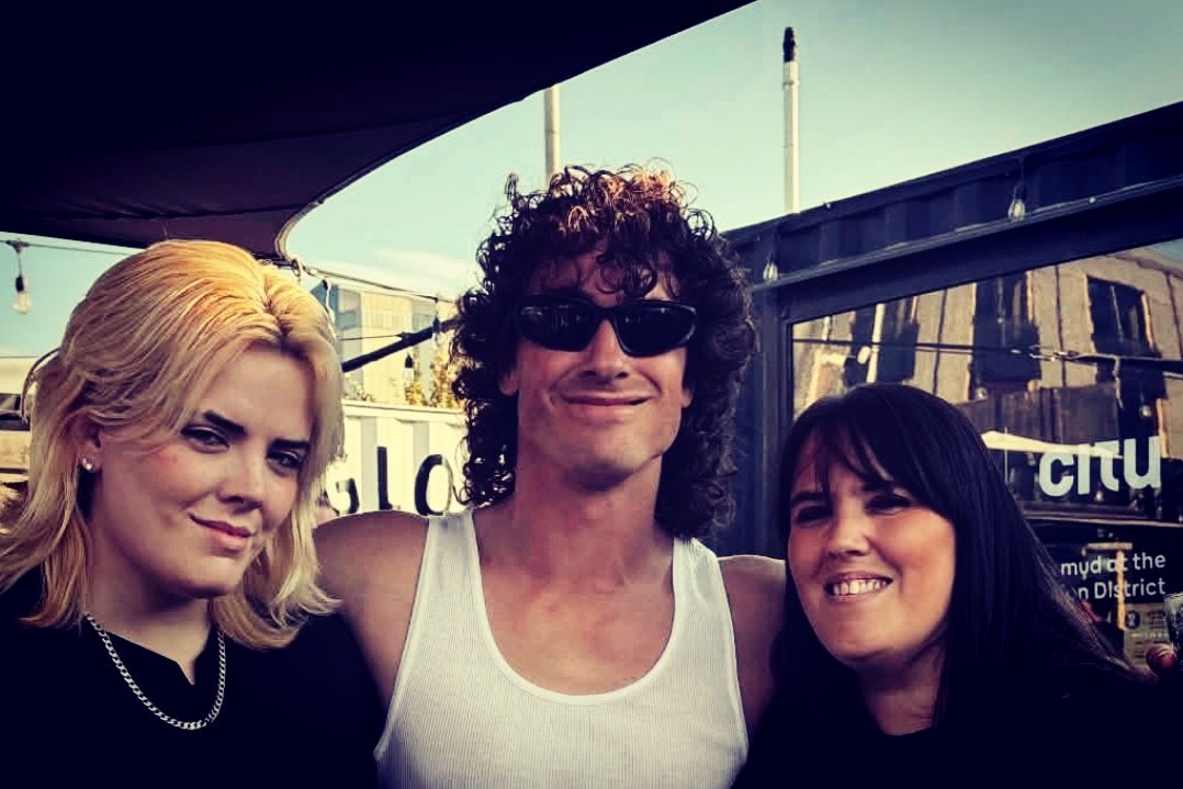 SamKHarrison87's tweet photo. Still having to pinch myself! Can't believe we got to meet @DONBROCO such lovely guys! Enjoyed trying their new Nightmare Tripping Ipa and hearing from Rob what it was like to work with @Nickelback 🤘🤘🤘🤘🖤🖤🖤🖤 https://t.co/UKA4wLAXa2