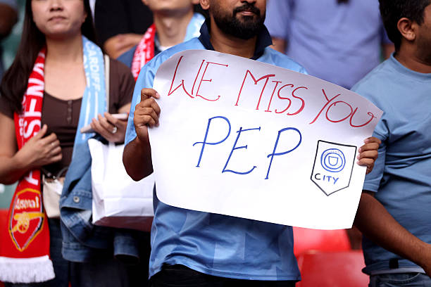 Mercado_Ingles's tweet photo. Este hincha del Manchester City: "Te extrañamos Pep". https://t.co/d9lJYibZpS