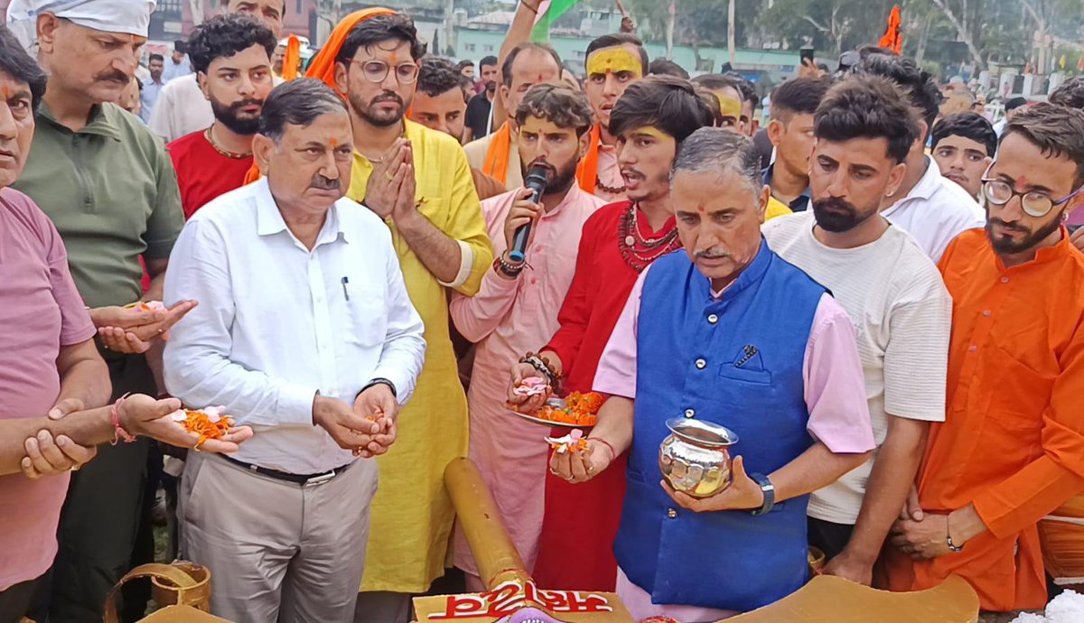 PoonchDm's tweet photo. Trishul Yatra from Nav Grah Mandir to College Ground conducted today. DC Poonch Ashok Kumar Sharma joined devotees in paying obeisance to the holy Trishul at College Ground. #ShriBudaAmarnathjiYatra #Poonch @diprjk https://t.co/ewNj39RMW8
