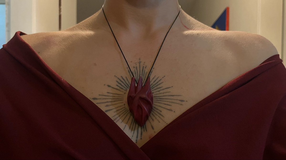 axcioly's tweet photo. coloquei esse colar ontem e ele ficou uma coisa meio sagrado coração por causa da minha tatuagem https://t.co/zA8KTg9ZJ3
