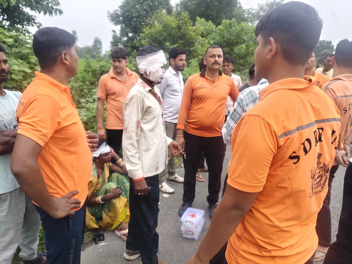 SDRF_UP's tweet photo. दिनांक 16.08.2026 को जनपद-पीलीभीत में कांवड़ ड्यूटी समाप्ति के पश्चात कलीनगर रोड पर मिले 02 दुर्घटनाग्रस्त व्यक्तियों को #SDRF_UP टीम द्वारा तत्काल प्राथमिक उपचार प्रदान किया गया। तत्पश्चात एम्बुलेंस के माध्यम से दोनों घायलों को उपचार हेतु अस्पताल भेजा गया। https://t.co/i0exdaT6Rf