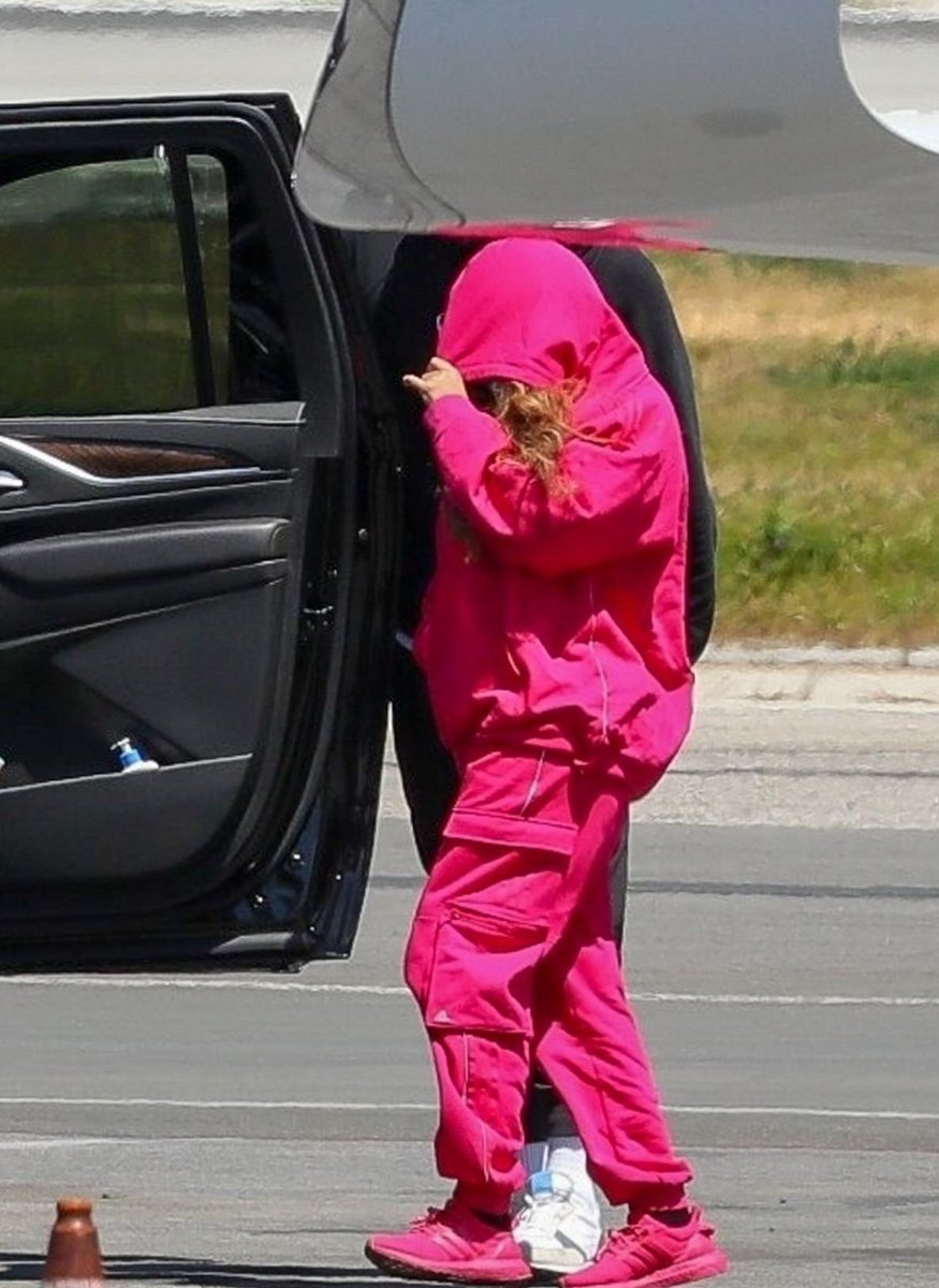 CELIAYONCE's tweet photo. Omg .....Beyoncé was spotted https://t.co/Bqbr6zySHO