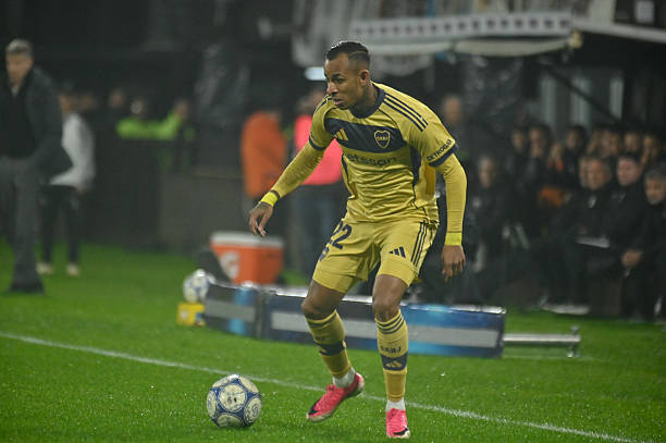 la12tuittera's tweet photo. 😳Anoche ante Platense, #Boca tiró en el primer tiempo ¡19 CENTROS! a un 9 que no existía: no llegó ninguno a una camiseta dorada.

⚠️En cambio, Platense tiró  en los primeros 45' solo 8 centros y 4 fueron recibidos por un jugador de camiseta marrón.

📊 @lucasbeltramo https://t.co/lKFL4MGUdG