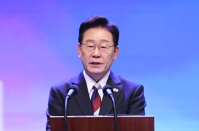 ShineShadowNews's tweet photo. 🚨️🇰🇷️🇰🇵️ 한글 아래 - Lee Cuts Pressure On Pyongyang While Calling For A “Peace Regime”

Communist governments weaponize "peace" to disarm resistance, fracture alliances, silence opposition, force adversaries into political retreat, and preserve their own military leverage while pressuring the other side to stand down.

On August 15, Lee called for inter-Korean talks and sustained “tension-reduction” measures, shifted to “peace first,” halted anti-North broadcasts, restricted anti-Pyongyang propaganda, and renewed inter-Korean projects.

This communist method is the “peace offensive” strategy documented during the Cold War.

It deploys tools for encouraging neutralism, weakening defense cooperation, and combining peace messaging with continued military pressure.

🇰🇷️ Lee’s policies are reducing pressure first while the communist North retains its weapons, military leverage, and freedom of action 🇰🇷️

🚨️🇰🇷️🇰🇵️ 이재명, “평화 체제”를 외치며 평양에 대한 압박은 낮추고 있다

공산주의 정부들은 “평화”를 무기화해 저항을 무장해제시키고, 동맹을 분열시키고, 반대 세력을 침묵시키며, 상대를 정치적 후퇴로 몰아넣는 동시에 자신들의 군사적 지렛대는 그대로 ��존하면서 상대방에게는 물러서라고 압박한다.

8월 15일, 이재명은 남북 대화와 지속적인 “긴장 완화” 조치를 촉구했고, “비핵화 우선”에서 “평화 우선”으로 전환했으며, 대북 방송을 중단하고, 반평양 선전 활동을 제한하고, 남북 협력 사업을 다시 추진했다.

이 공산주의적 수법은 냉전 시기에 문서로 확인된 “평화 공세” 전략이다.

이 전략은 중립화를 유도하고, 방위 협력을 약화시키며, “평화” 메시지와 지속적인 군사 압박을 결합하는 수단을 사용한다.

🇰🇷️ 이재명의 정책은 공산주의 북한이 무기, 군사적 지렛대, 행동의 자유를 그대로 유지하는 동안 한국이 먼저 압박을 낮추도록 만들고 있다. 🇰🇷️

src:
https://t.co/yRuUts9ZKI
https://t.co/xB23QC8q69
https://t.co/51l884fVTA