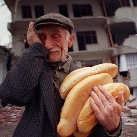 ToplumsalMht111's tweet photo. 17 Ağustos 1999 saat 03.02'de meydana gelen 7.4 büyüklüğündeki Marmara Depremi'nin üzerinden 27 yıl geçti.