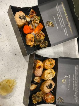 Warrecswers's tweet photo. Fob sushi🍣
The prices are super affordable!!
#ChillVibes https://t.co/4mCqApwqoZ