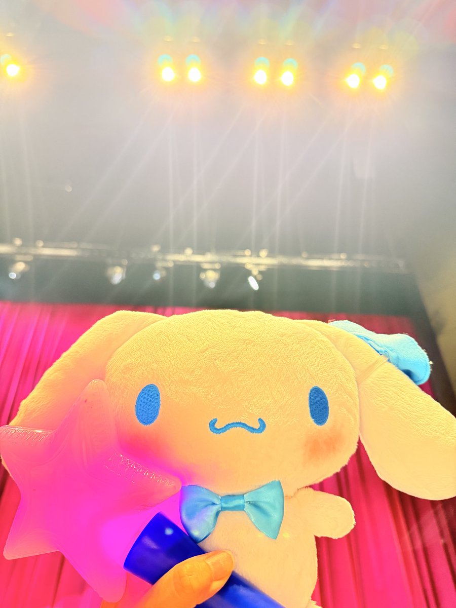 belleReikaa's tweet photo. 🩵『シナモロールワンダートリップ ～消えた魔法の秘密～』🪽

暗転の時のハケの凄さよ🙇‍♀️

何も被ってない人間でも
暗くて見えず怖いのに😱
ぬいぐるみ状態でサーと暗転ハケするのは
プロのシナモン！！！ https://t.co/0WGeSHXHyC