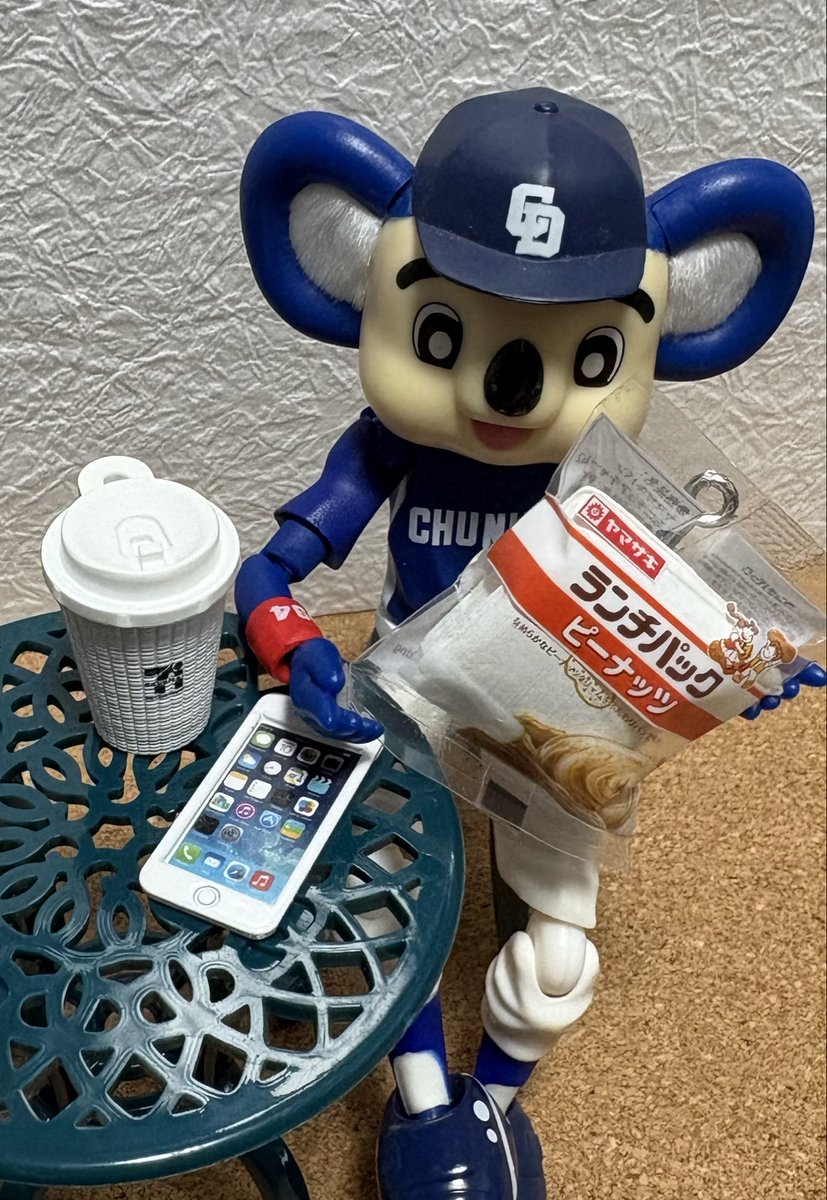 pakopokopa's tweet photo. 『気持ちを切り替えて🐨🍞』
今週もよろしくお願いします
なにかしら頑張ろう 
#ドアラ #ドアラ先生 #doala #中日ドラゴンズ #dragons #フィギュア #ガチャガチャ #ミニチュア #ランチパック #ヤマザキミニチュアチャーム #セブンカフェ https://t.co/UpAr4okCk8