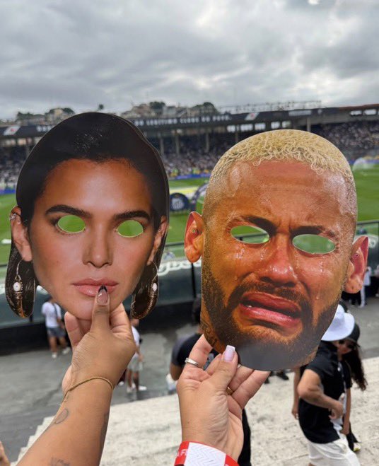 DonaLuciaHexa's tweet photo. NO JOGO DOS DESESPERADOS 
DEU SANTOS EM SÃO JANUÁRIO, 3 A 0 

ANTES DO JOGO, TORCIDA DO VASCO FEZ MÁSCARAS PARA PROVOCAR O NEYMAR

NEYMAR BATEU AS DUAS FALTAS QUE O LÉO JARDIM REBATEU E GEROU OS GOLS DO SANTOS 

SANTOS SAI DO Z4 E O VASCO CAI PARA A VICE LANTERNA https://t.co/exiBZw6hAc