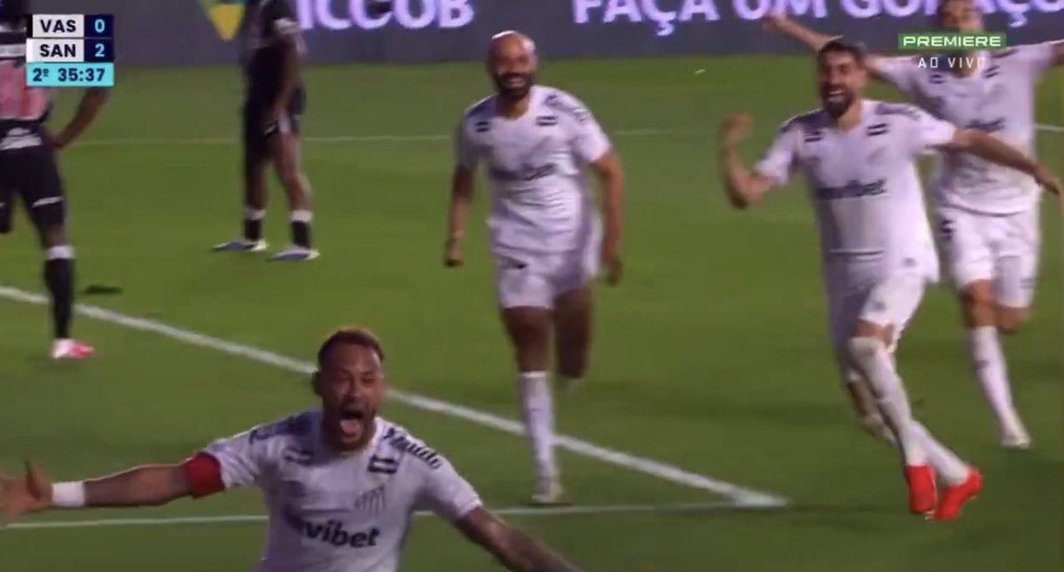 Santosmemes1912's tweet photo. As reclamações da torcida surtiram efeito, olha a comemoração do 3° gol do Santos

A gente precisa disso, elenco unido e vibrando pelo Santos https://t.co/EfR03sWO1N