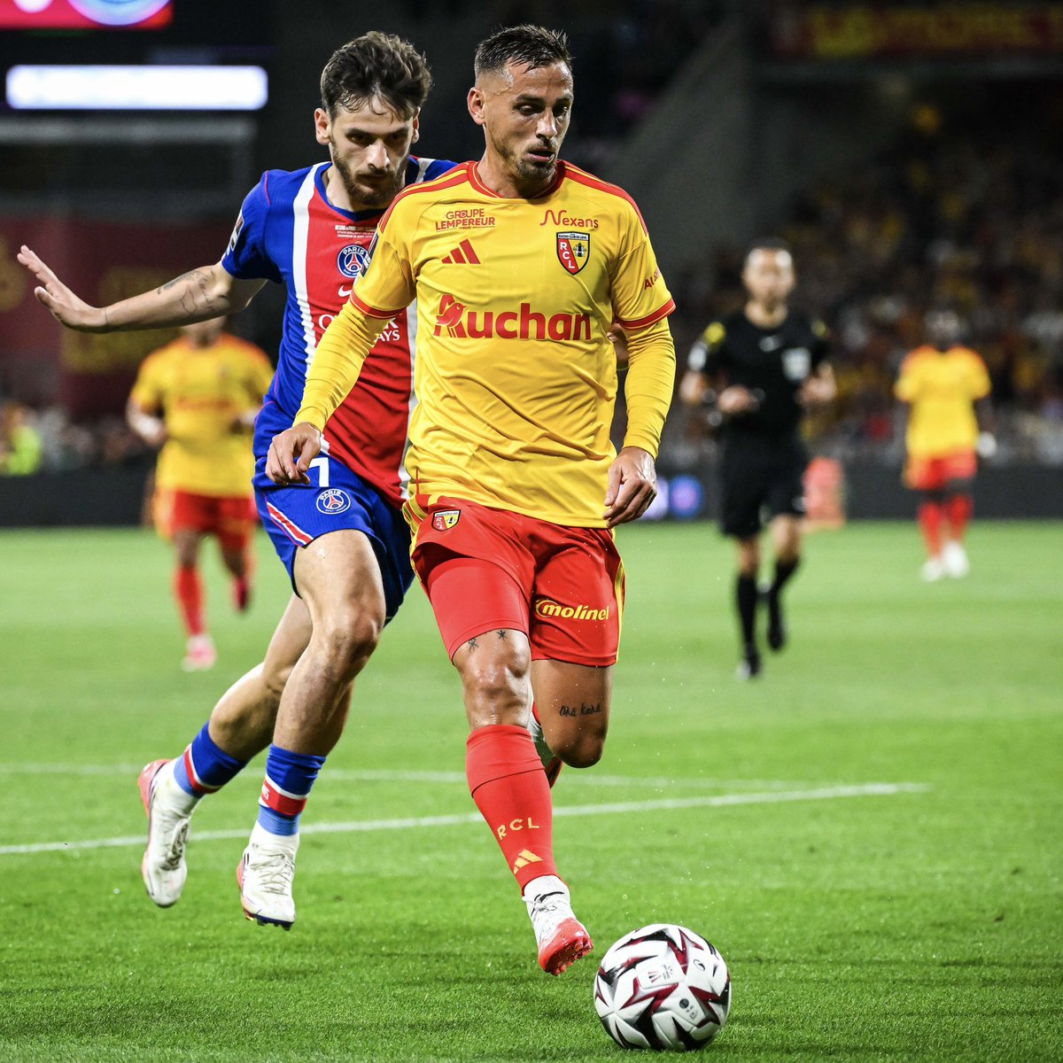 ActuFoot_'s tweet photo. 🚨 Ruben Aguilar 🇫🇷 : « QUAND ON EST COMME ÇA, C’EST VRAIMENT TRÈS DUR DE NOUS BATTRE ! ❤️💛

Quand on est joueur à Lens, c’est quelque chose d’exceptionnel et…

JE SOUHAITE ÇA À N’IMPORTE QUEL FOOTBALLEUR. » 🤩

🎙️ @ligue1plus https://t.co/Hob1etPNdb