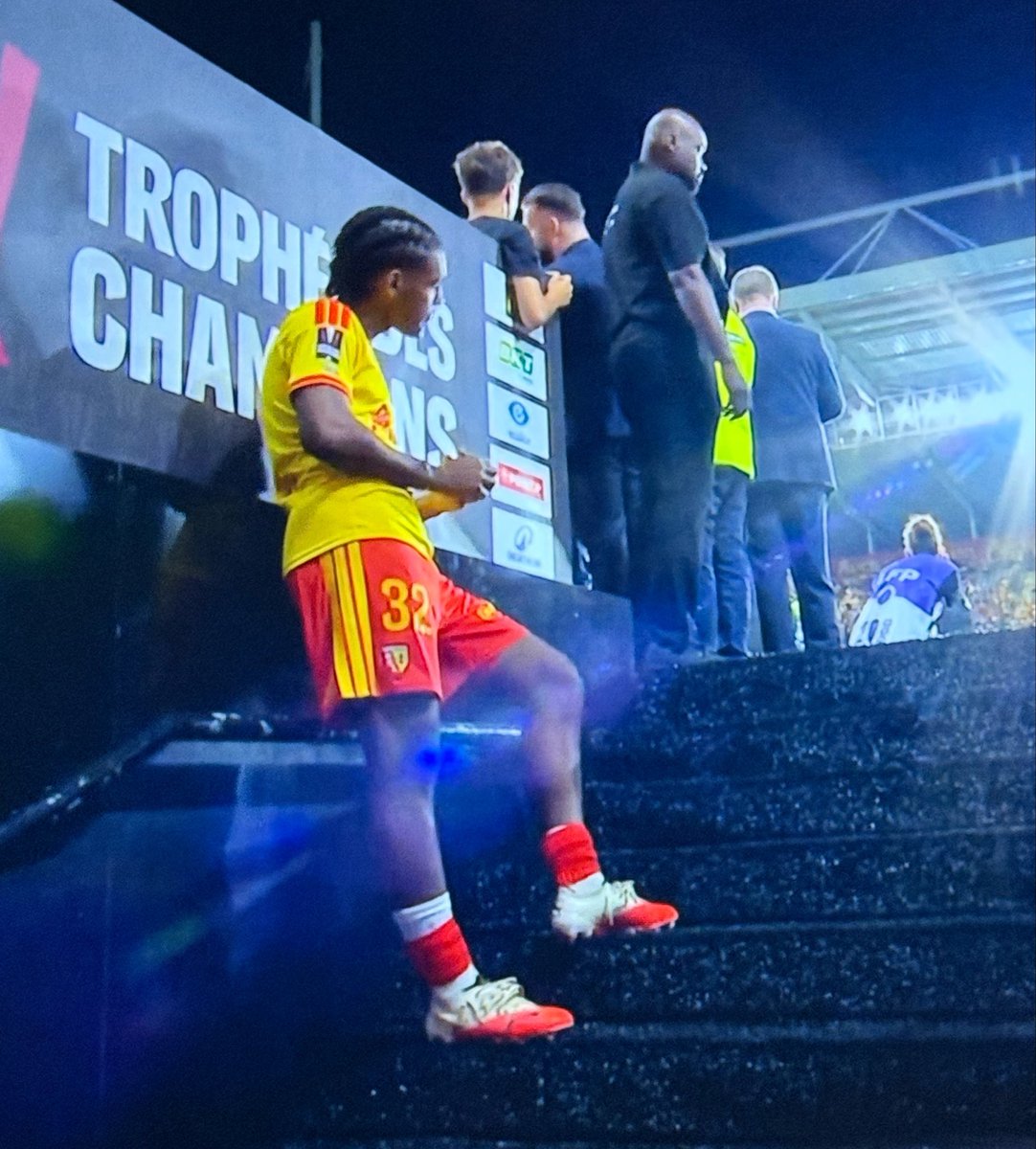 _BeFootball's tweet photo. ELLE EST TERRIBLE CETTE IMAGE 🤯😢

Expulsé pendant le match, Kyllian Antonio 🇫🇷 ne peut pas participer au protocole malgré le sacre de son équipe. ❌ https://t.co/lCx7Eep2Xf