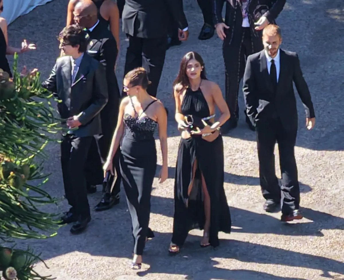 FearedBuck's tweet photo. Celebrities at Karl-Anthony Towns and Jordyn Woods’ wedding included Justin Bieber, Kylie Jenner, Hailey Bieber, Timothée Chalamet, Josh Hart, Jalen Brunson, OG Anunoby, Jose Alvarado, Chris Paul, Kentavious Caldwell-Pope, Nic Vansteenberghe, and Olandria Carthen.

(Via: PageSix) https://t.co/49amfR2WBm