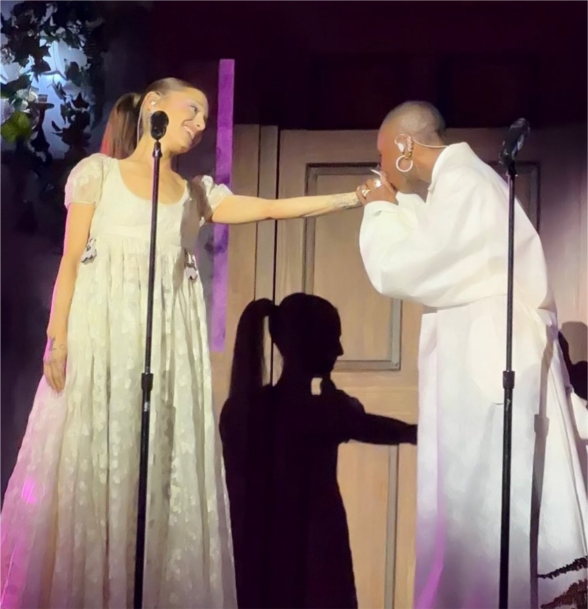 TeamArianaBE's tweet photo. #PHOTO: Ariana et Cynthia Erivo ce soir sur scène dans le cadre de la tournée « Eternal Sunshine Tour » Night 2 https://t.co/ZOS7gPukZp