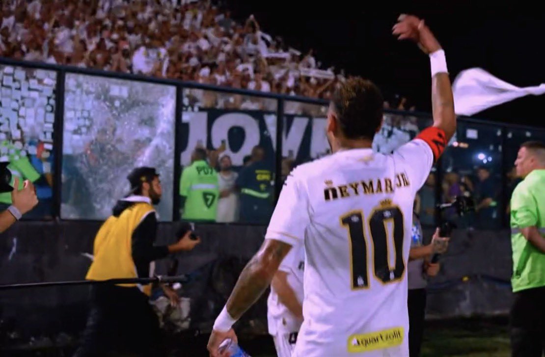 oficialbolafora's tweet photo. - Fizeram máscara para provocar o Neymar
- Thiago Mendes recusou cumprimentá-lo na entrada
- Todo escanteio era “Ei, Neymar, vtnc”

Fim de jogo: Vasco 0x3 Santos https://t.co/LRRgULCF7N