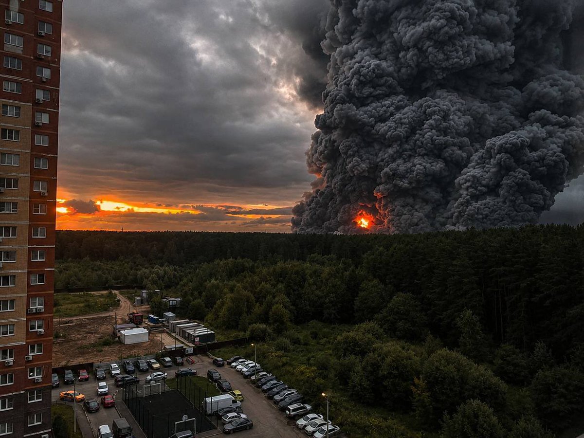 bayraktar_1love's tweet photo. A collection of striking photos taken by Moscow residents today, showing the 250,000 m² Wildberries logistics hub in Koledino swallowed by fire and smoke. https://t.co/CV0ZRCxumy