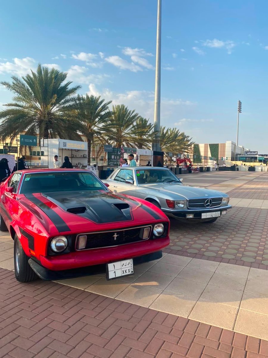 hemma_media's tweet photo. استعراض السيارات الكلاسيكية والفارهة يزيّن فعاليات نادي الملك خالد للفروسية

عبير العتيبي : الطائف 

ضمن الفعاليات المصاحبة لانطلاق ف��اليات سباقات الخيل في نادي الملك خالد للفروسية، شهد يوم السب�� الموافق 15 أغسطس حضورًا مميزًا لعدد من الفعاليات المتنوعة التي جمعت بين التراث والثقافة والمنتجات السعودية.
وتضمنت الفعاليات مشاركة عدد من الحرفيين والحرف اليدوية، إلى جانب مصانع الورد الطائفي وعدد من البراندات السعودية التي قدمت منتجات متنوعة، في مشهد يعكس ثراء الموروث المحلي ويدعم المواهب والمشاريع الوطنية.
وكان من أبرز الفعاليات   استعراض مميز للسيارات الكلاسيكية والفارهة، التي لفتت أنظار الحضور بتصاميمها الفريدة وتفاصيلها اللافتة، وأضفت أجواءً خاصة على الفعالية.
وشهد الاستعراض حضورًا جماهيريًا من محبي سباقات الخيل وعشاق السيارات، في أجواء جمعت بين شغف الفروسية وجمال السيارات، لتكون الفعالية إضافة مميزة للبرنامج المصاحب لسباقات الخيل.

#جمعية_هِمّة_الإعلامية 
#الطائف