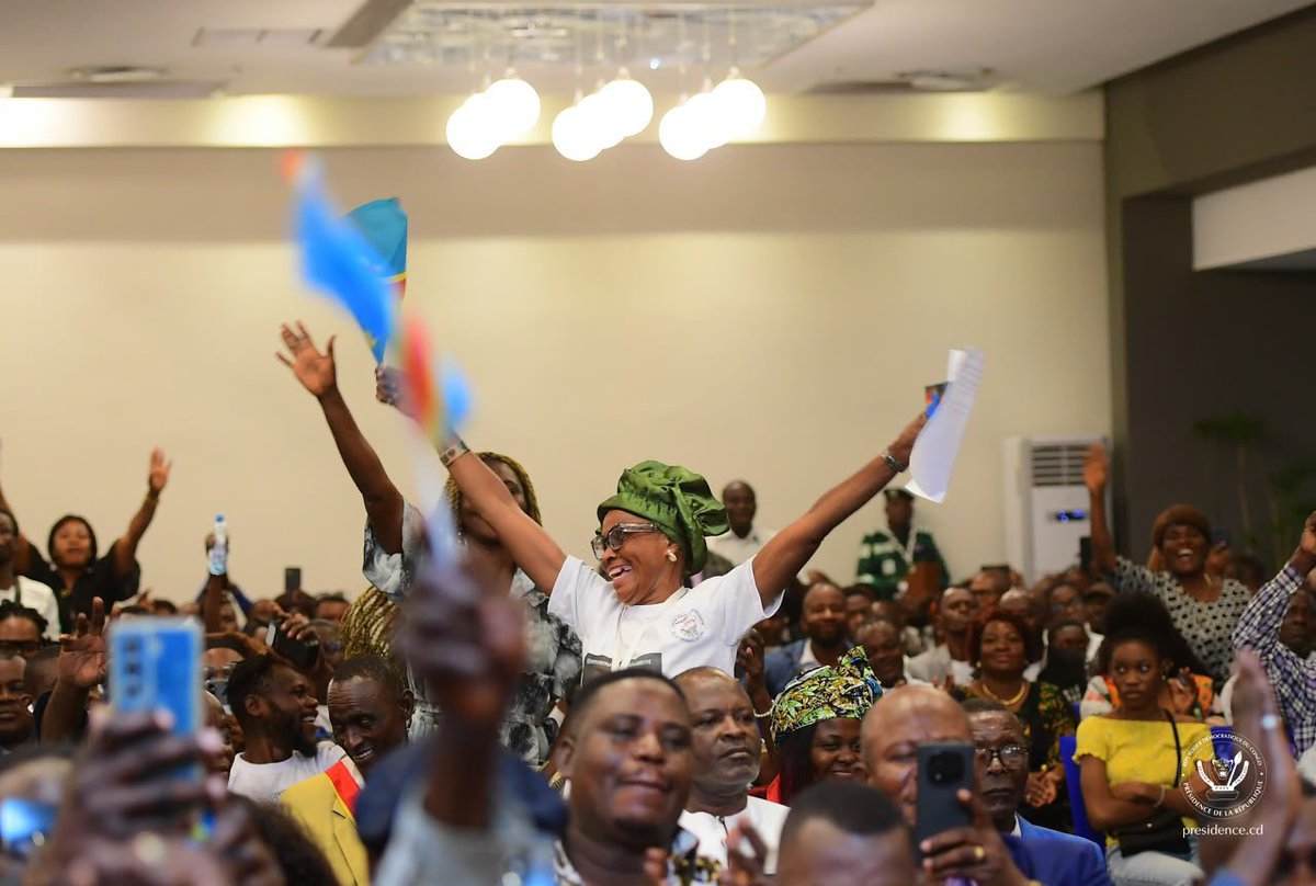 Presidence_RDC's tweet photo. À Libreville, le Président de la République, Félix-Antoine Tshisekedi Tshilombo, a échangé avec la diaspora congolaise sur les processus de paix de Washington et de Doha ainsi que sur le projet du dialogue national inclusif.

Le Chef de l’État a réaffirmé sa détermination à poursuivre les efforts en faveur d’une paix durable, dans le respect de la souveraineté et de l’intégrité territoriale de la RDC.

Concernant le dialogue national, il a annoncé une prochaine adresse à la Nation afin d’en préciser les contours.

« Ce dialogue sera différent de tous les dialogues qu’a connus ce pays », a-t-il déclaré.