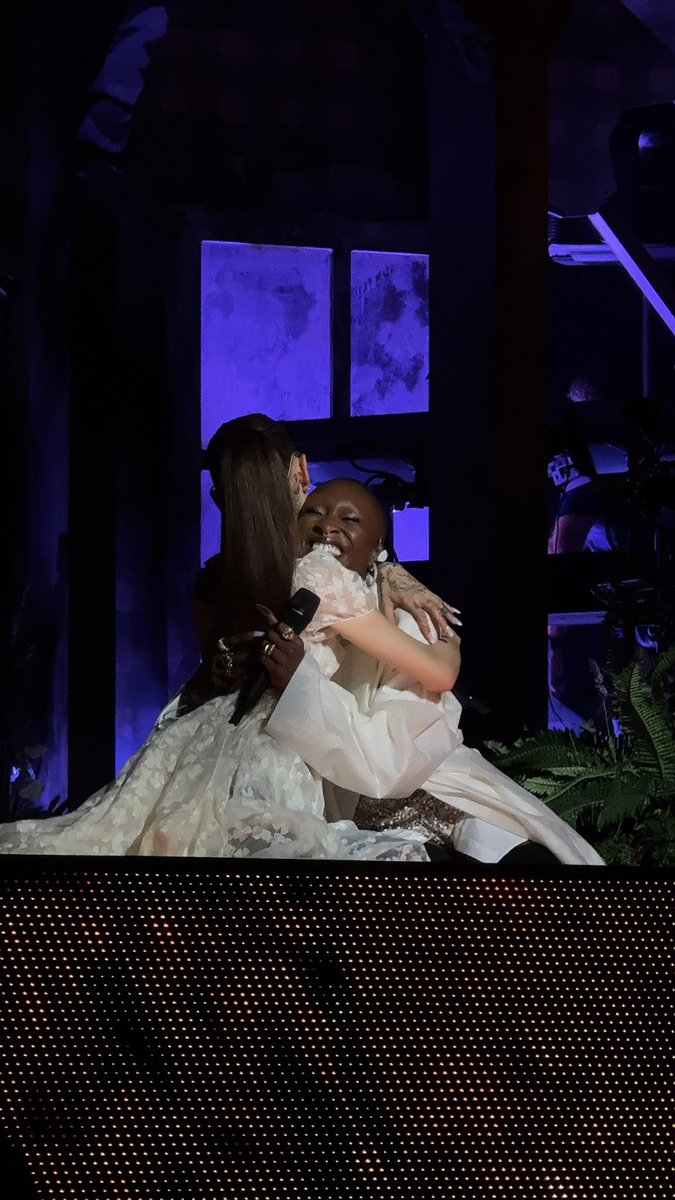 ArianaGrandePTs's tweet photo. Ariana Grande e Cynthia Erivo! ♡ 

#ESTLondon https://t.co/Jqvxp2zqkh