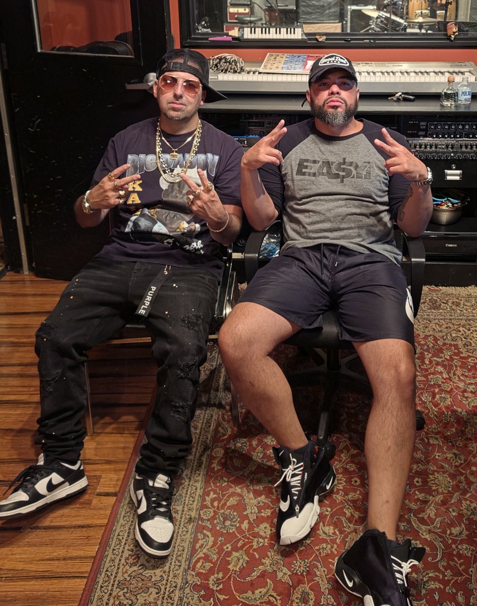 EasyMoneyST's tweet photo. Termanology x Paul Wall "Repeat, Repeat, Repeat" is OUT NOW! Last night was so legendary. Salute everyone who pulled up. Today we're cookin' up something special for the world. ST.ay Tuned... #978Legends https://t.co/pkfunOTNXc