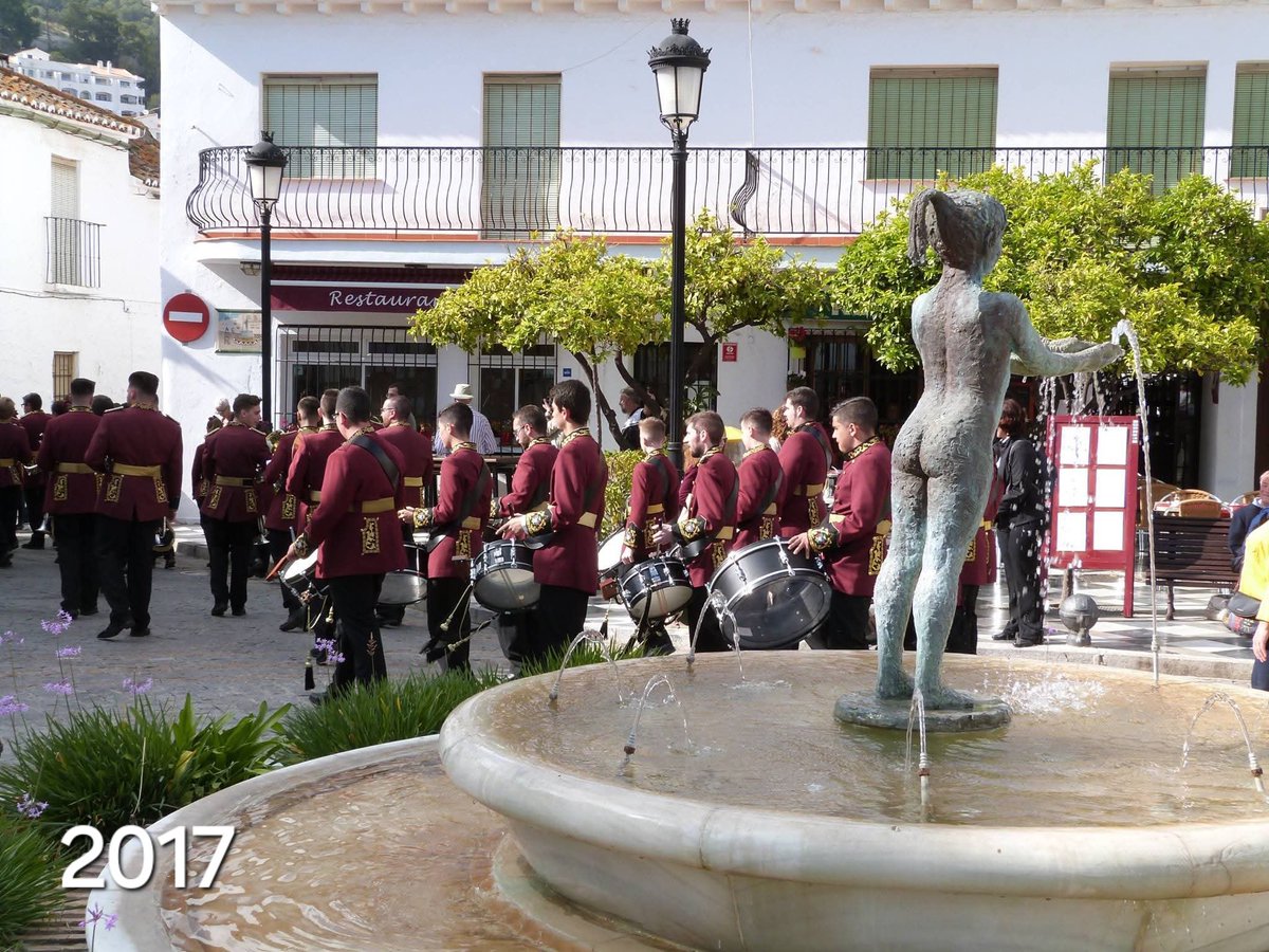amlaslagunas's tweet photo. La Niña lleva años viendo a nuestros músicos pasar por su plaza ⛲️.

Sumamos más momentos en #Benalmádena, formando parte de días tan bonitos como el de su patrona 💙✨️.

#AMLasLagunas https://t.co/t1ckzSb4Fm