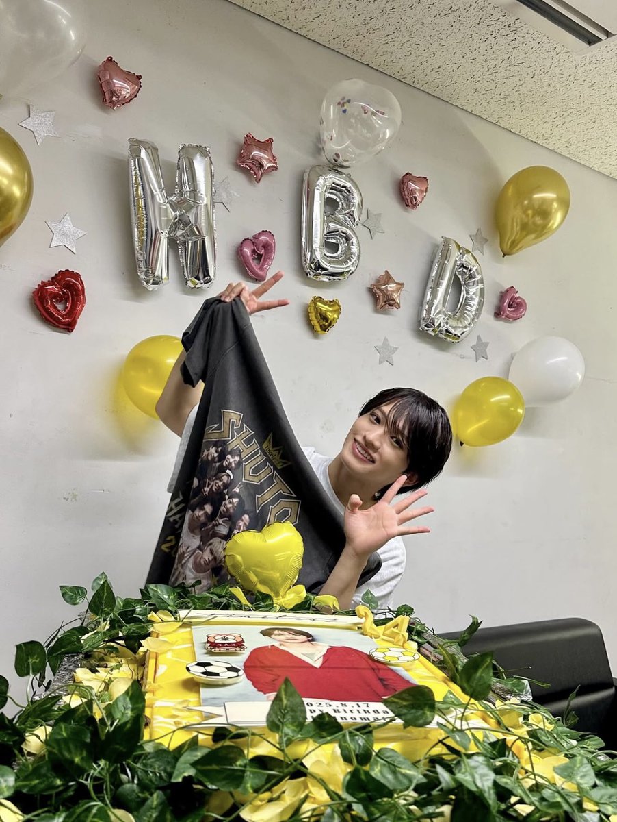 shuto_0817_'s tweet photo. 周杜くんお誕生日おめでとう🎂🎉
いつもファンのことを1番に思ってくれて、いっぱいの愛をありがとう🥺周杜くんのまっすぐな性格、キラッキラな笑顔が大好き！！🥰
これからもず〜っと1番💛アイドルになってくれて、今年もお祝いさせてくれてありがとう💛

#猪俣周杜HBD25 
#猪俣周杜 
#timelesz https://t.co/DNm0kDoaU4